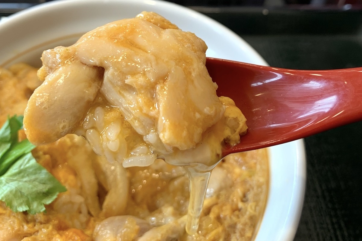 なか卯の『親子丼』並盛。大きな鶏肉に卵の白身が絡みつく