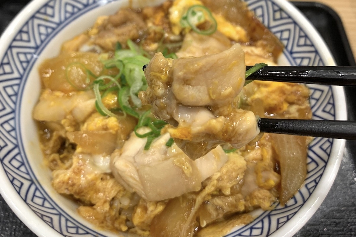 吉野家の『親子丼』並盛。大きな鶏肉とふわふわ卵