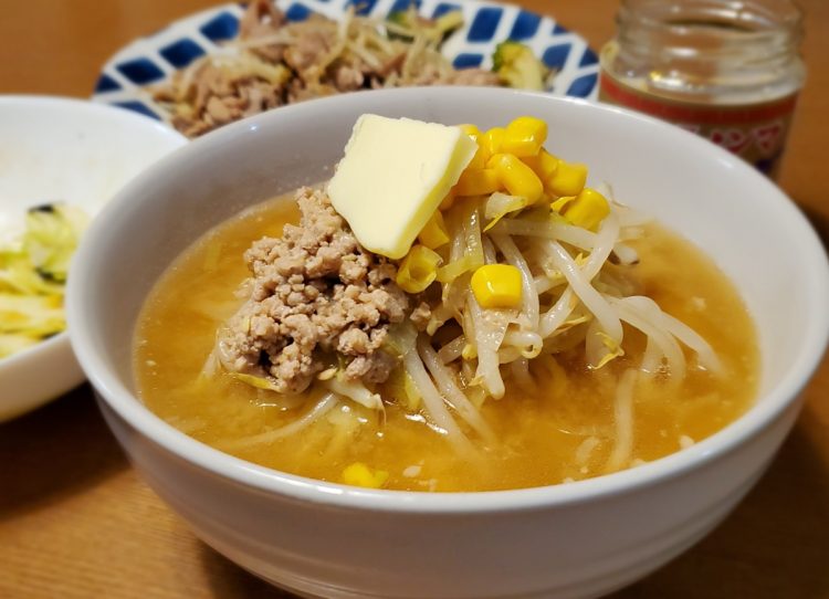 「写真は『10分でできるみそラーメン』。わが家の肉好き男子に大好評の豚そぼろとバター、コーンをトッピング」（写真提供／くぅちゃんさん）