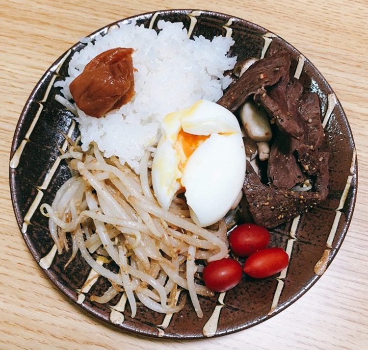 1食の食材費は100円以内。牛肉が割引のときにまとめ買いし、たんぱく質は意識して摂っているという