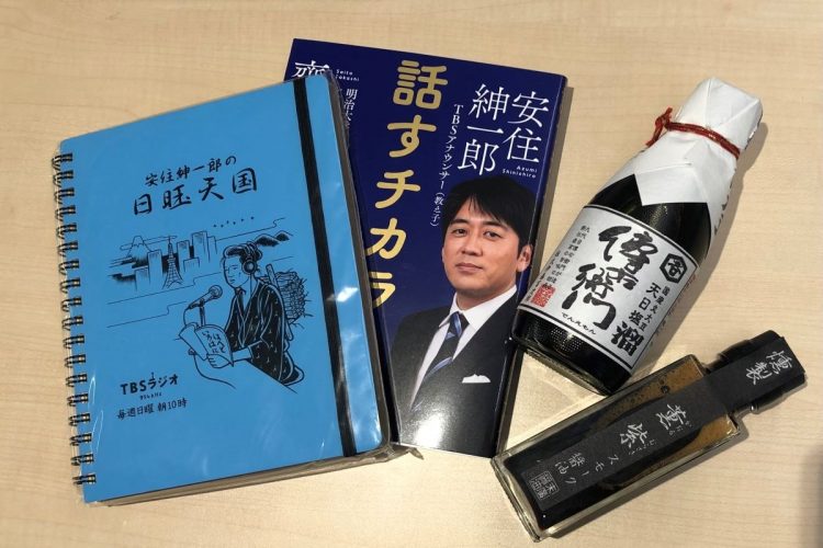 “推し”である安住アナウンサーの番組のノートは友人からのプレゼント。「安住さんが『しょうゆ大使』だから地方のものも集めています」