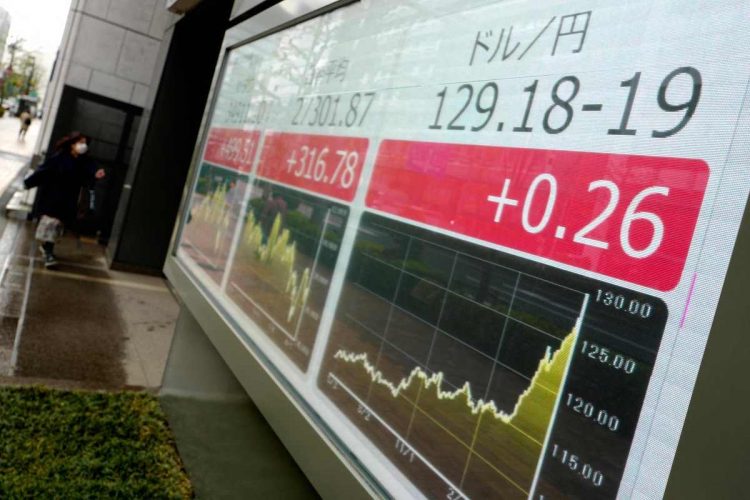 日本の金融市場は乱高下を繰り返している（AFP=時事）