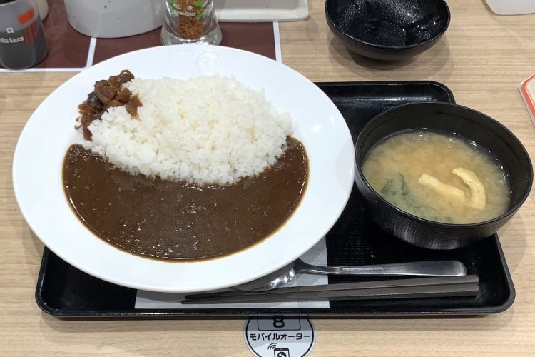 松屋の『オリジナルカレー』大盛540円。価格改定で40円値下げした