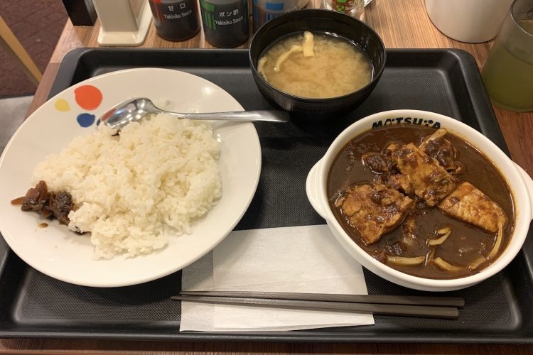 新たに松屋の定番メニューに加わった『ごろごろ煮込みチキンカレー』並盛630円