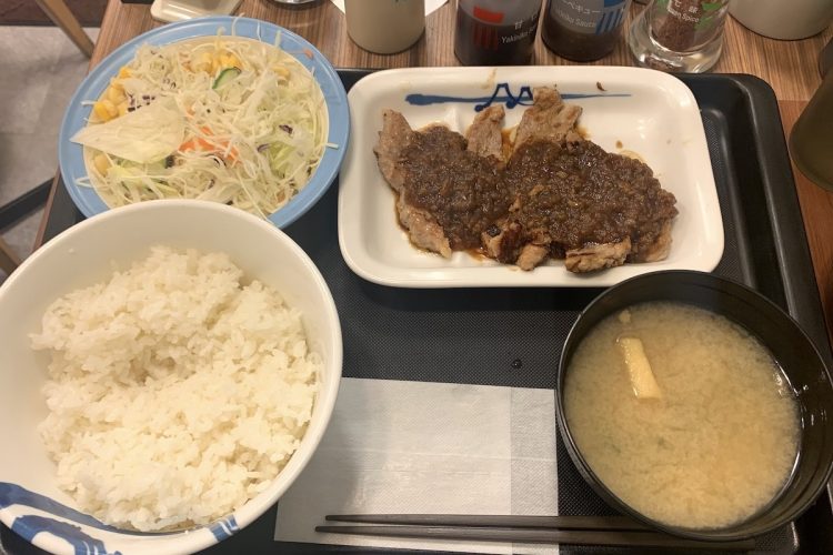 松屋の新定番メニュー『たっぷりシャリアピンソースのポークソテー定食』。ライスは大盛