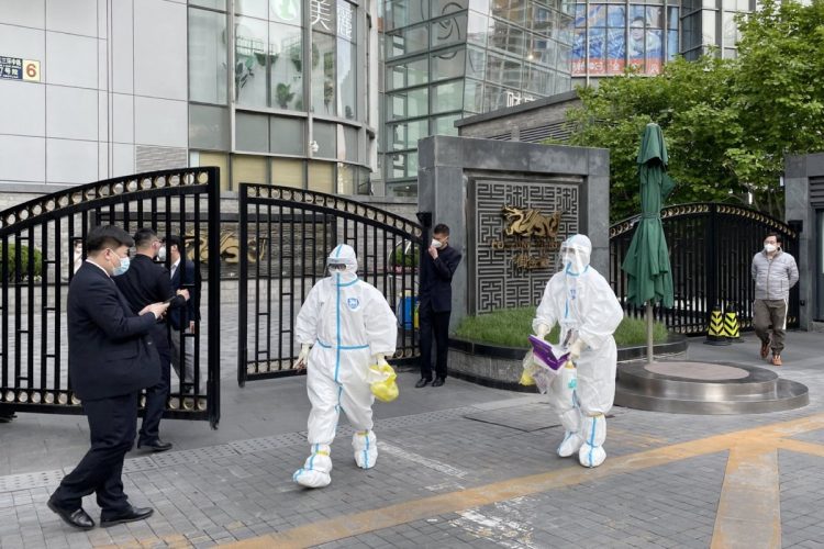 新型コロナウイルスの感染者1人が確認され、封鎖措置が始まった中国・北京市内のマンション（時事通信フォト）