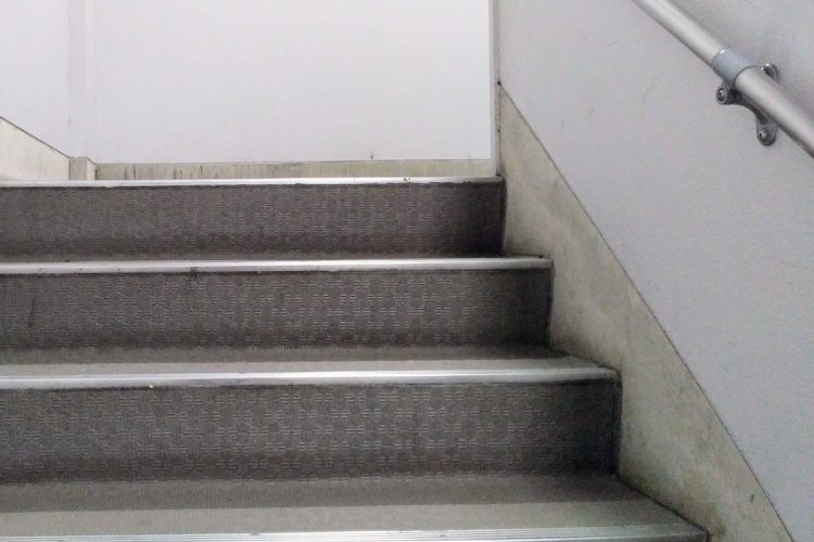 毎日階段を上り下りする苦労はあるが、家賃が安いケースも多い（イメージ）