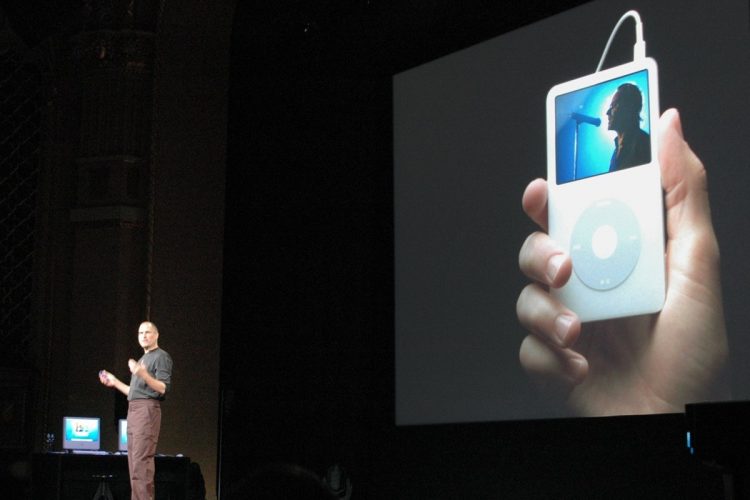 iPod nanoを披露するスティーブ・ジョブズ氏（2005年。時事通信フォト）