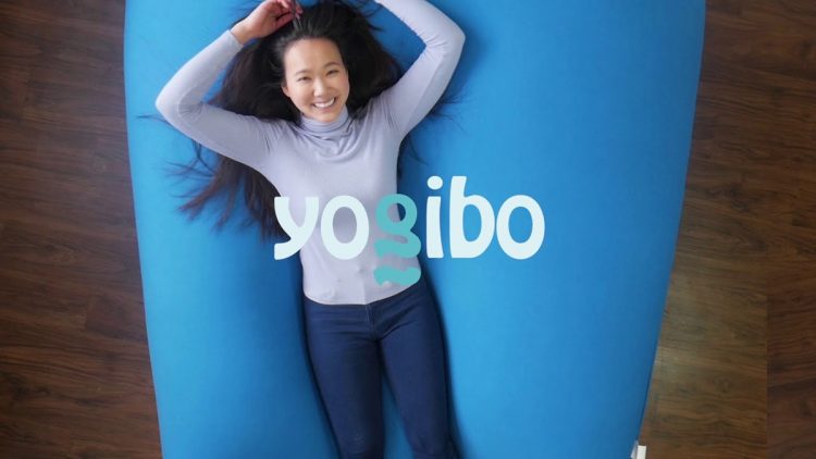 NiziUの起用で大躍進したビーズソファ『Yogibo』のCM。ソファに体を預けてリラックスする姿が高評価を得た