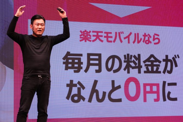 楽天モバイル「0円」廃止でユーザーたちの選択は？（楽天の三木谷浩史会長兼社長。2021年1月。時事通信フォト）