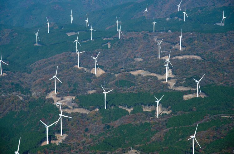 三重県津市の「青山高原ウインドファーム」（写真／AFLO）