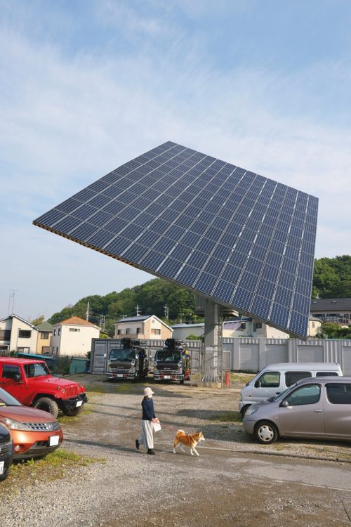 神奈川・横浜市の月極駐車場に土地所有者が設置した太陽光パネル。太陽光追尾油圧システムにより、移動する太陽を追いかけ、パネルの向きが自動的に変わる。固定式のパネルに比べ発電効率は約2倍に。その異様な光景が話題となり、テレビ番組で「珍百景」と認定された（撮影／太田真三）