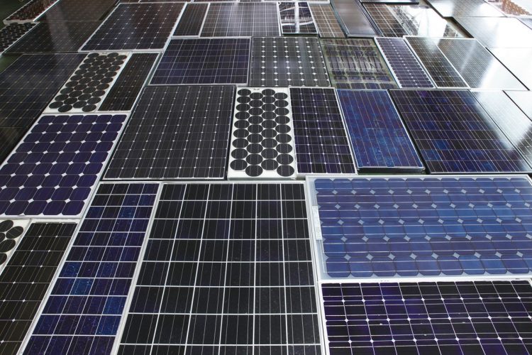 複数のメーカーの太陽光パネルが並ぶ。絶縁状態や出力量のチェックで合格すれば再販、不合格ならリサイクルに回され資源化される