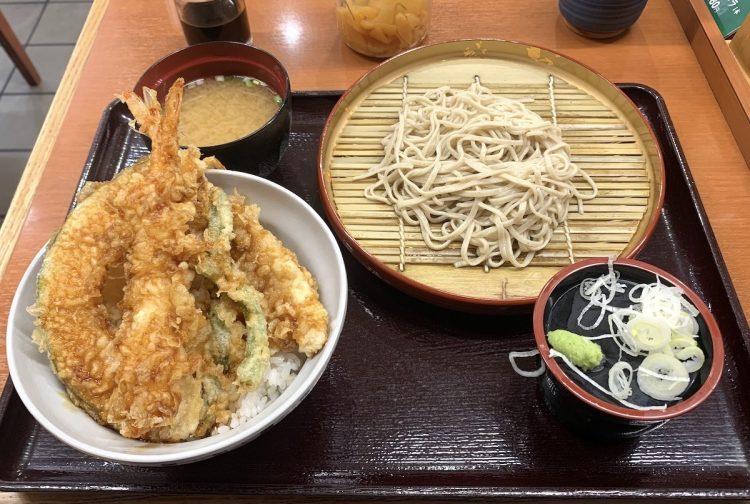 天丼と小そばセットで合計50円の値上げとなる