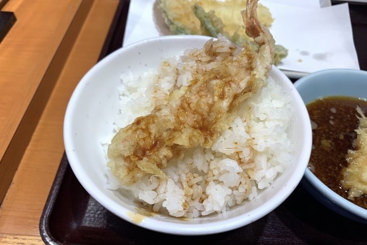 天丼定食のごはんにてんぷらをのせ、天丼のたれをかけて食べることも