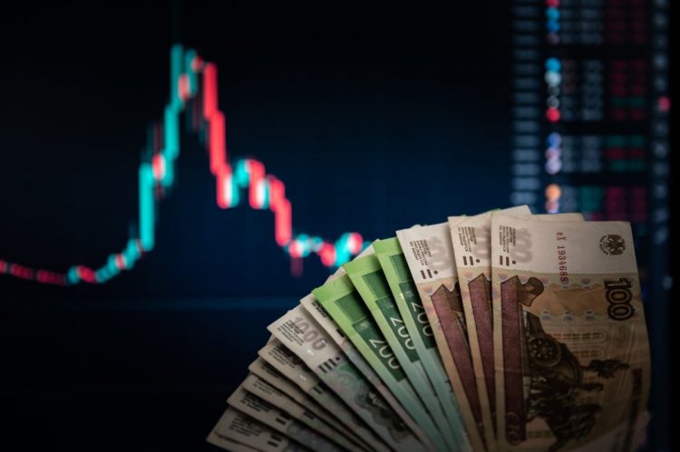 ルーブル紙幣と対ドルチャート（Getty Images）