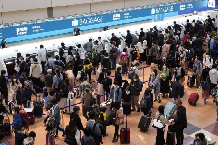 3年ぶりとなる行動規制がない大型連休で羽田空港は早朝から大混雑となっていた（4月29日。時事通信フォト）
