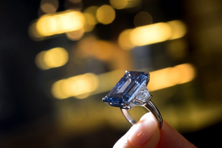 2016年にクリスティーズのオークションで約63億円で落札された14.62カラットのブルーダイヤモンド（AFP＝時事）