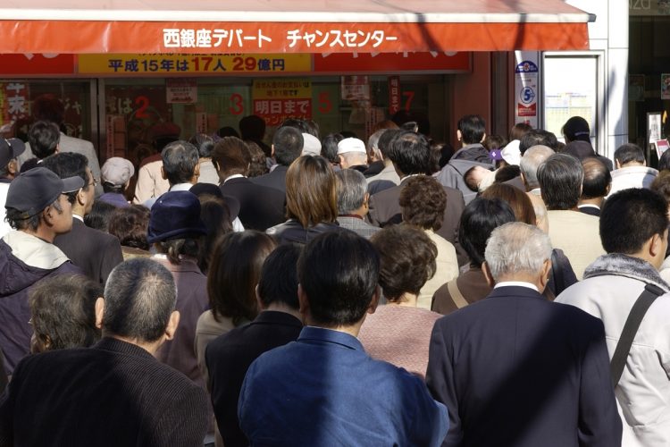 いつの時代も人々を魅了してきたジャンボ宝くじ（写真は2004年／時事通信フォト）