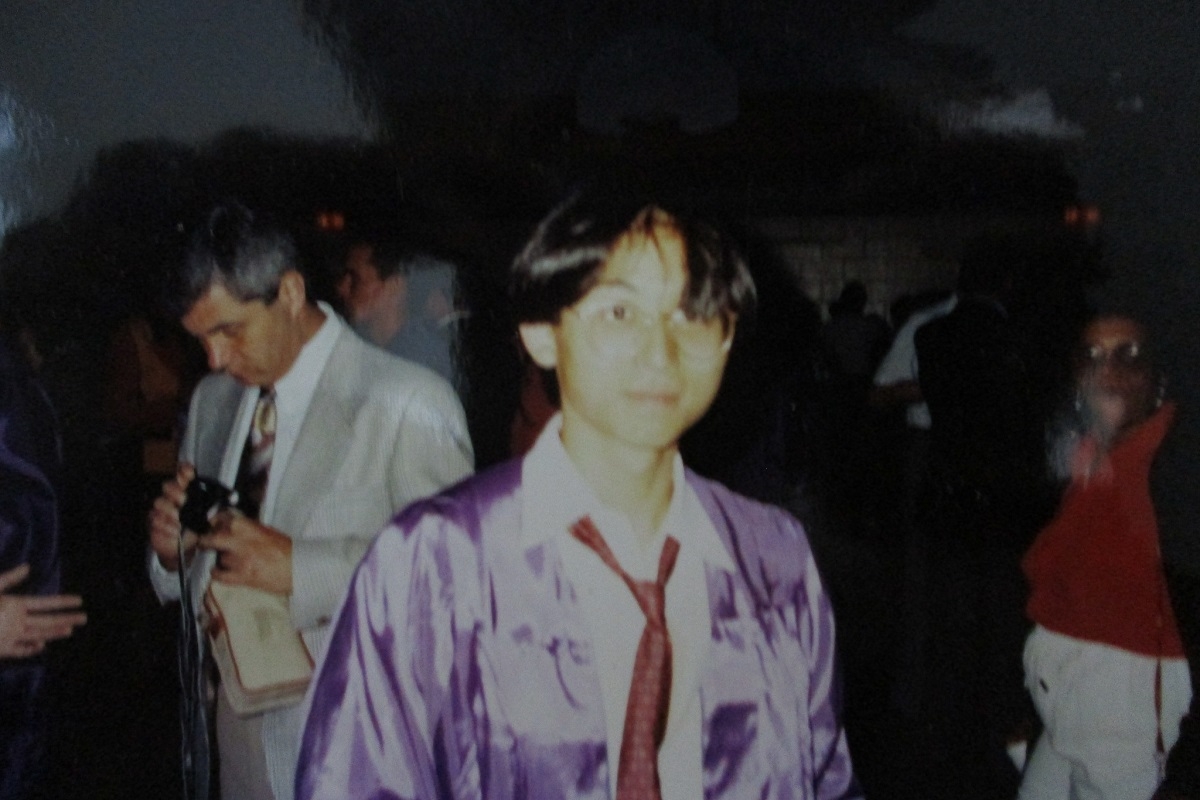紫のガウンを着てアメリカの高校卒業式に参加した時の筆者