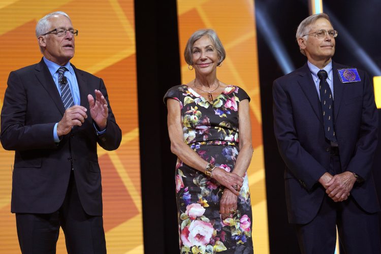富豪一族として知られる米ウォルマートの創業一家、ウォルトン家のメンバー。左からロブ、アリス、ジム（写真／Getty Images）