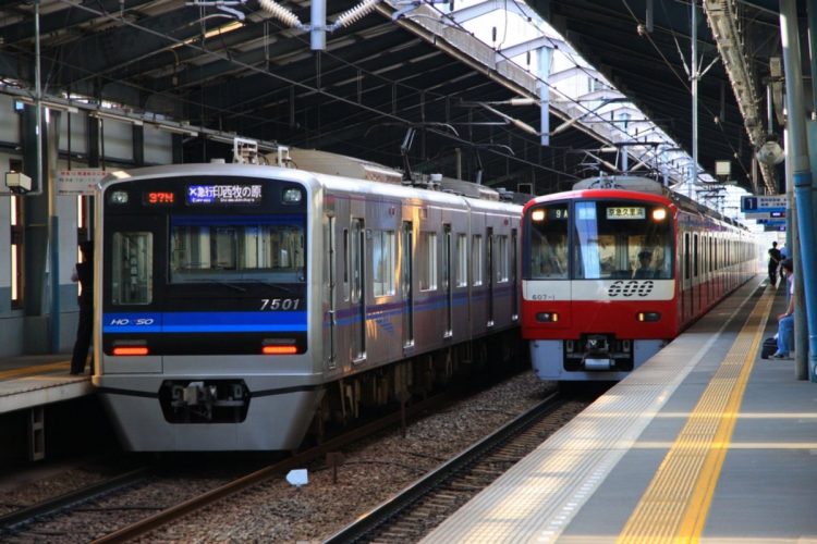 北総鉄道の7500形と、京急電鉄600形（3代目）の、駅での並び（写真：イメージマート）