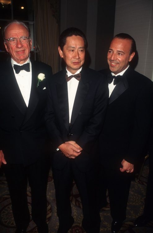 1997年5月29日、ニューヨークで開催されたヒューマニタリアン賞での出井伸之氏。ルパート・マードック氏（左）、ソニーミュージック代表のトニー・モットラ氏とともに