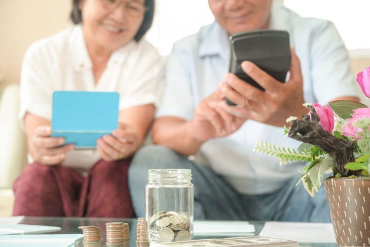 年齢を重ねてからの「お金の整理」は何から始める？（写真：イメージマート）