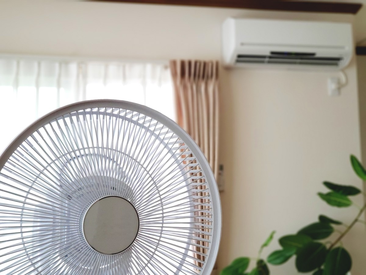 エアコンを背に、扇風機をかけることで、部屋全体に冷気を送る方法も（イメージ）