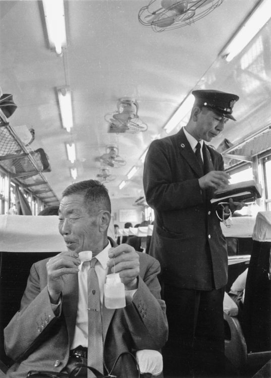 昭和44年、当時の乗客はポリ茶瓶を使っていた（写真提供／鉄道博物館）