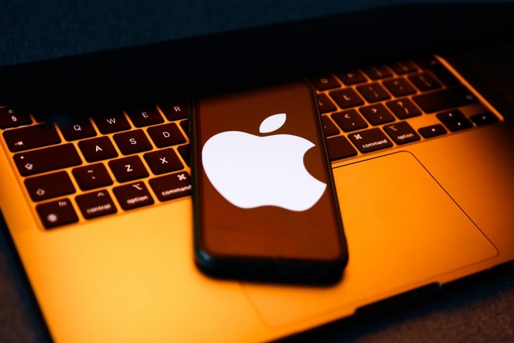 MacBookシリーズの値上げが発表されたことで、次期iPhoneの価格に戦々恐々とする人も（Getty Images）