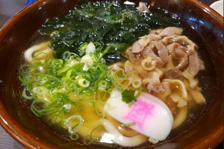 九州の人気うどんチェーン・資さんうどんでも「天かす騒動」があった