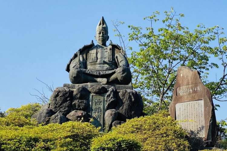 御家人の不満はなぜ高まったのか（鎌倉市・源氏山公園にある源頼朝像）