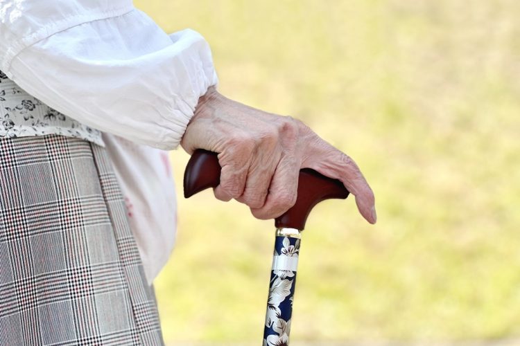 認知症と診断されると「相続」への影響は甚大なものとなる（写真：イメージマート）