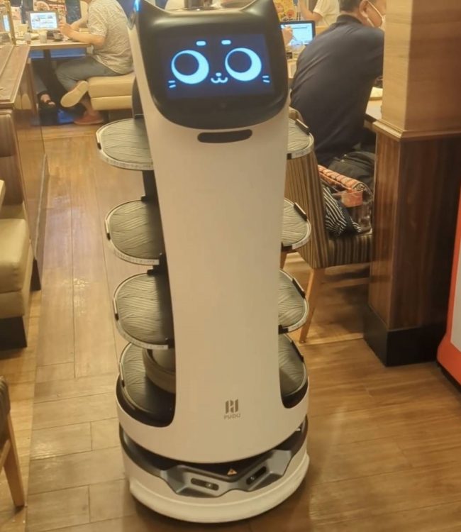 ガストなどで導入されているネコ型のフロアサービスロボット