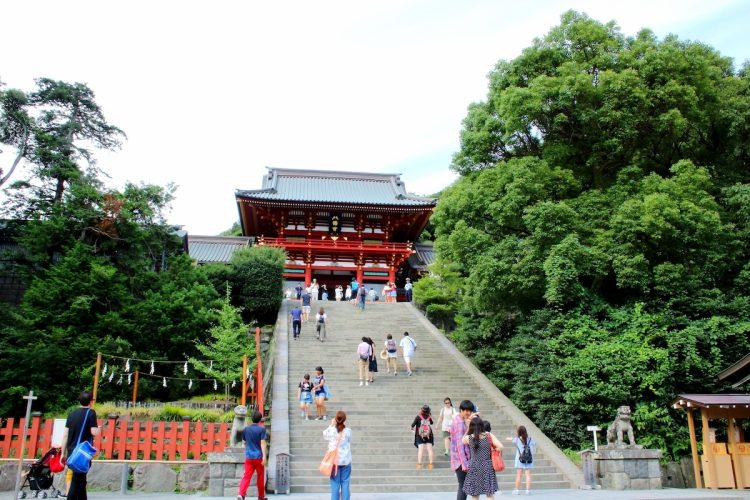 争いが長引けば、古都鎌倉の景観は残らなかった（市内中心部の鶴岡八幡宮）