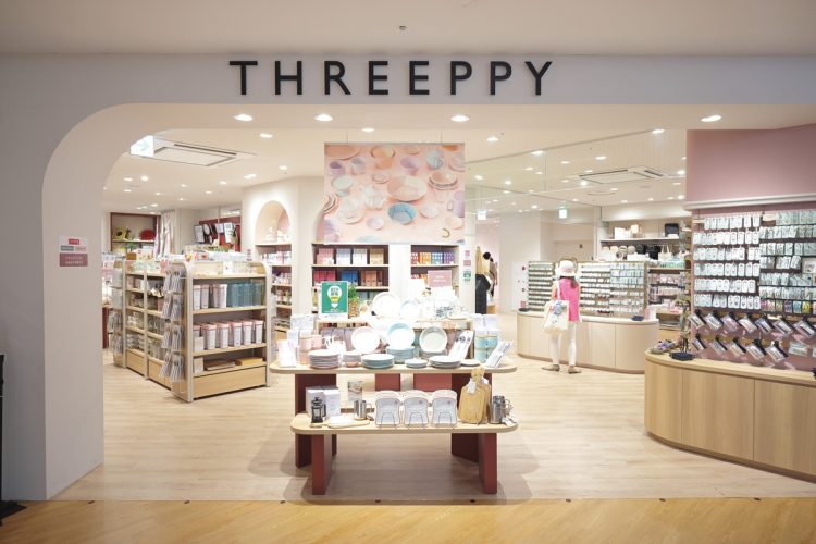 THREEPPY（スリーピー）は女性をターゲットに、アクセサリー、インテリア、食器、ファッション雑貨など色とりどりのグッズを取り揃える