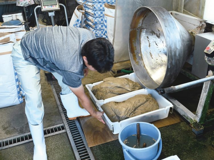 愛知県水産試験場・内水面漁業研究所と共立製薬が共同で研究・開発し、大豆食品に含まれる「大豆イソフラボン」を練り込んだ飼料。この飼料を使って養鰻場で養殖試験生産を実施中（撮影／太田真三）