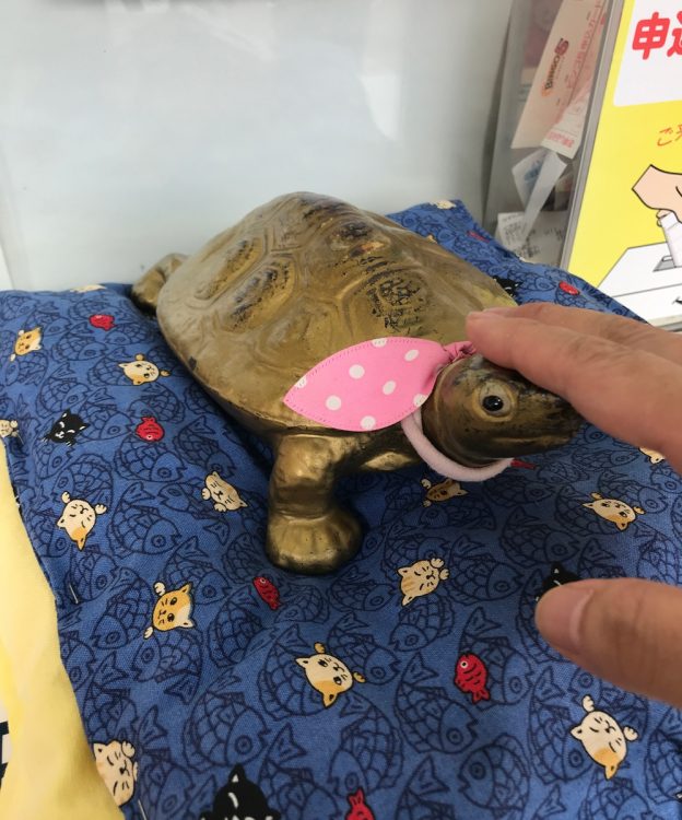 「東松山西友チャンスセンター」にある幸運の亀は、現在のものが2代目。はげた色の塗り直しのため窓口に置いていないと、「あれ？亀は？」と気にする常連客も多いという