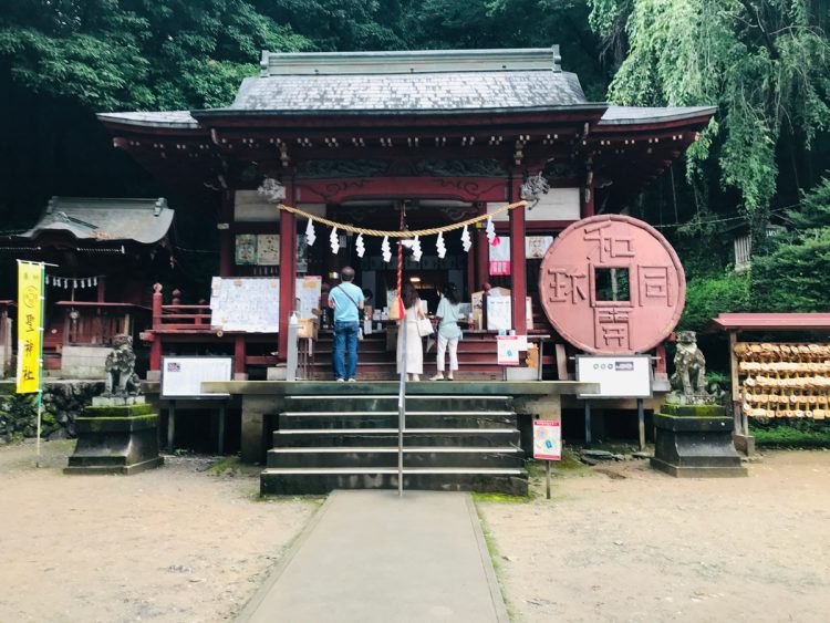 「秩父ベルクチャンスセンター」の幸運の鍵を握る「聖神社」。本堂横にある古銭「和銅開珎」の巨大なオブジェが一際目を引く