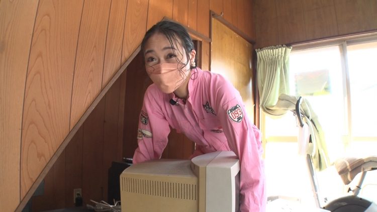25年以上前に購入したというパソコンモニターを運ぶ緑川さん（C）中京テレビ