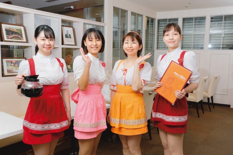 「アンナミラーズ」の制服、米国版と日本版では襟が異なる