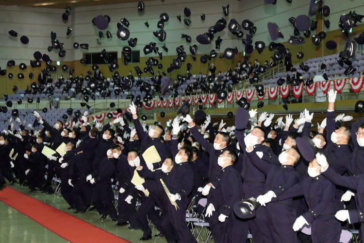 防衛大学校の卒業式を終え、帽子を投げる卒業生たち（写真／時事通信フォト）
