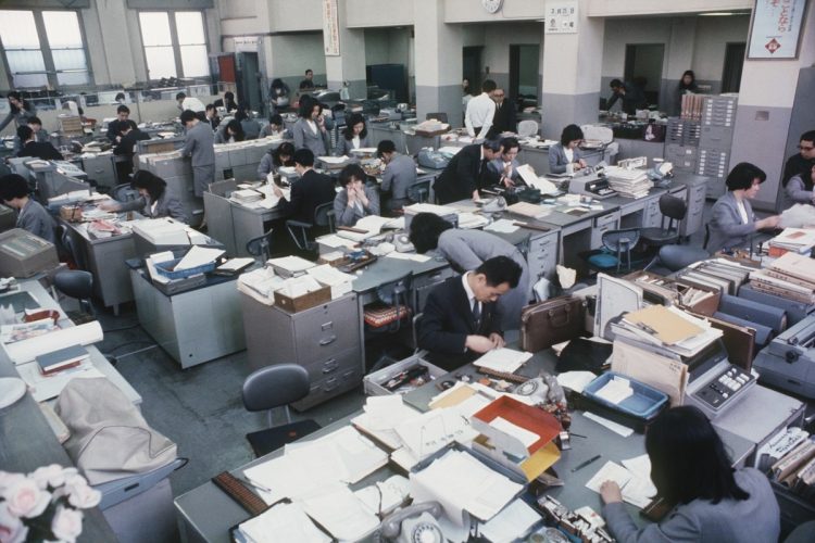 デスクの電話もダイヤル式…　PCもスマホもなかった時代のオフィス（日本勧業銀行本店。時事通信フォト）