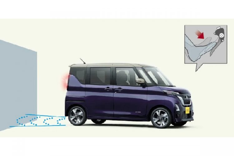 昨今は安全運転機能を持つ車も増えている（日産の「踏み間違い衝突防止アシスト」）