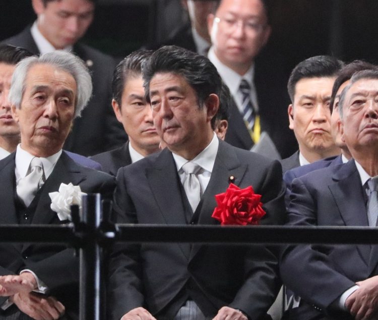 さまざまな大物政治家らともともに永田町で仕事をした安倍氏（写真は国民祭典での安倍氏）