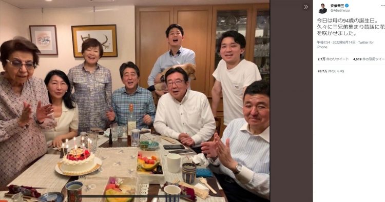 6月には洋子さんの94才の誕生日を安倍家で祝った（写真は安倍氏のTwitterより）