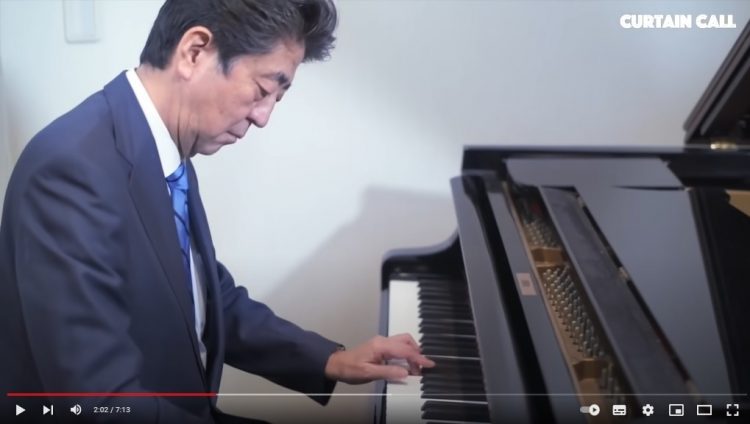 かつてピアノを披露した。曲は『花は咲く』だった（安倍氏のYouTubeチャンネルより）