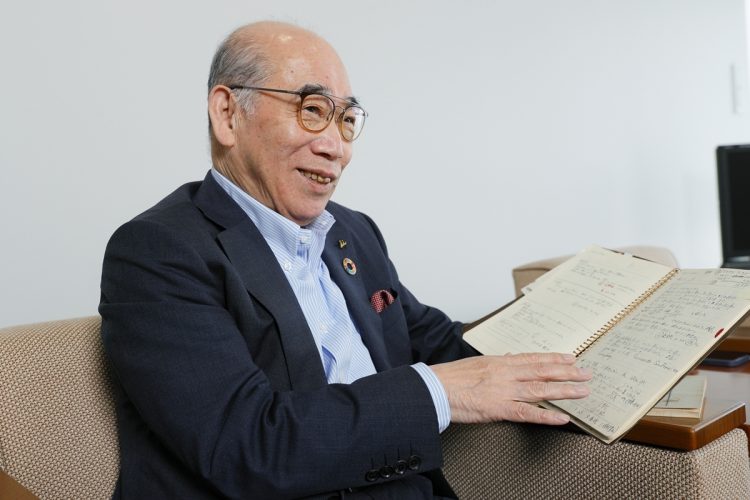 半世紀の思い出を語る井村屋グループ会長の浅田剛夫氏（撮影／内海裕之）