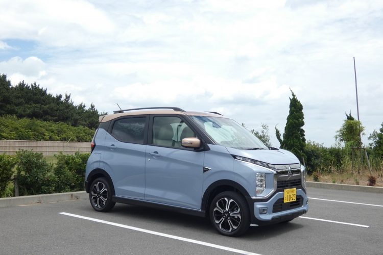 アウトドアイメージの強い「三菱eKクロスEV」のフロントマスク。ダーククロムメッキのフロントグリルやLEDのフロントフォグランプを採用し、ワイルド感を演出